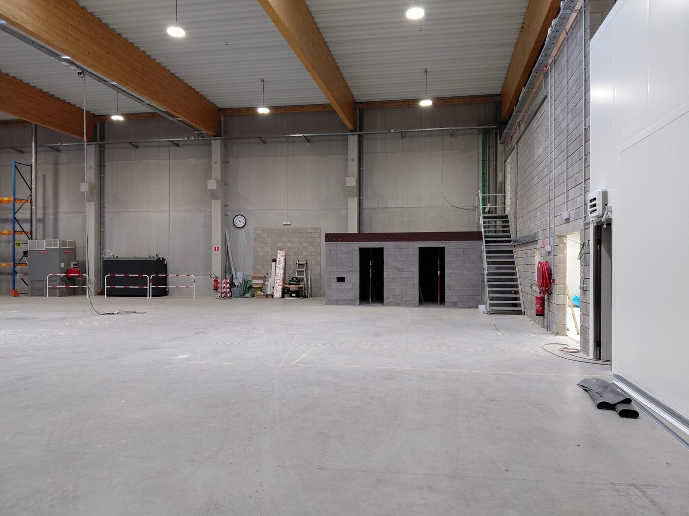 Entrepôt industriel avec éclairage suspendu — Inotech