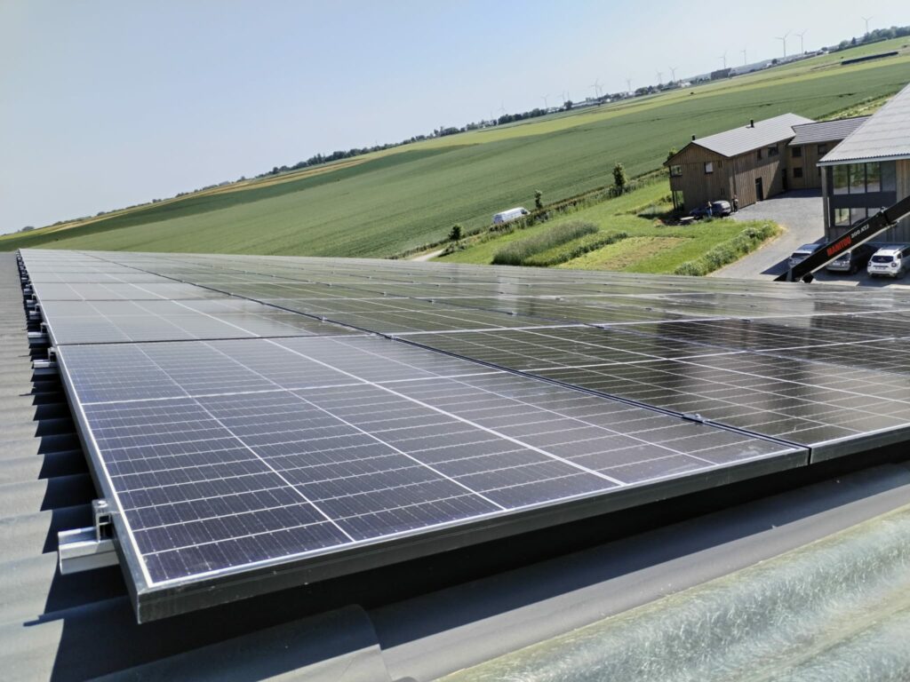 Installation de panneaux photovoltaïques sur toiture industrielle à Namur.